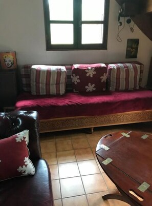Foyer, lecteur de DVD, livres, sélection de films