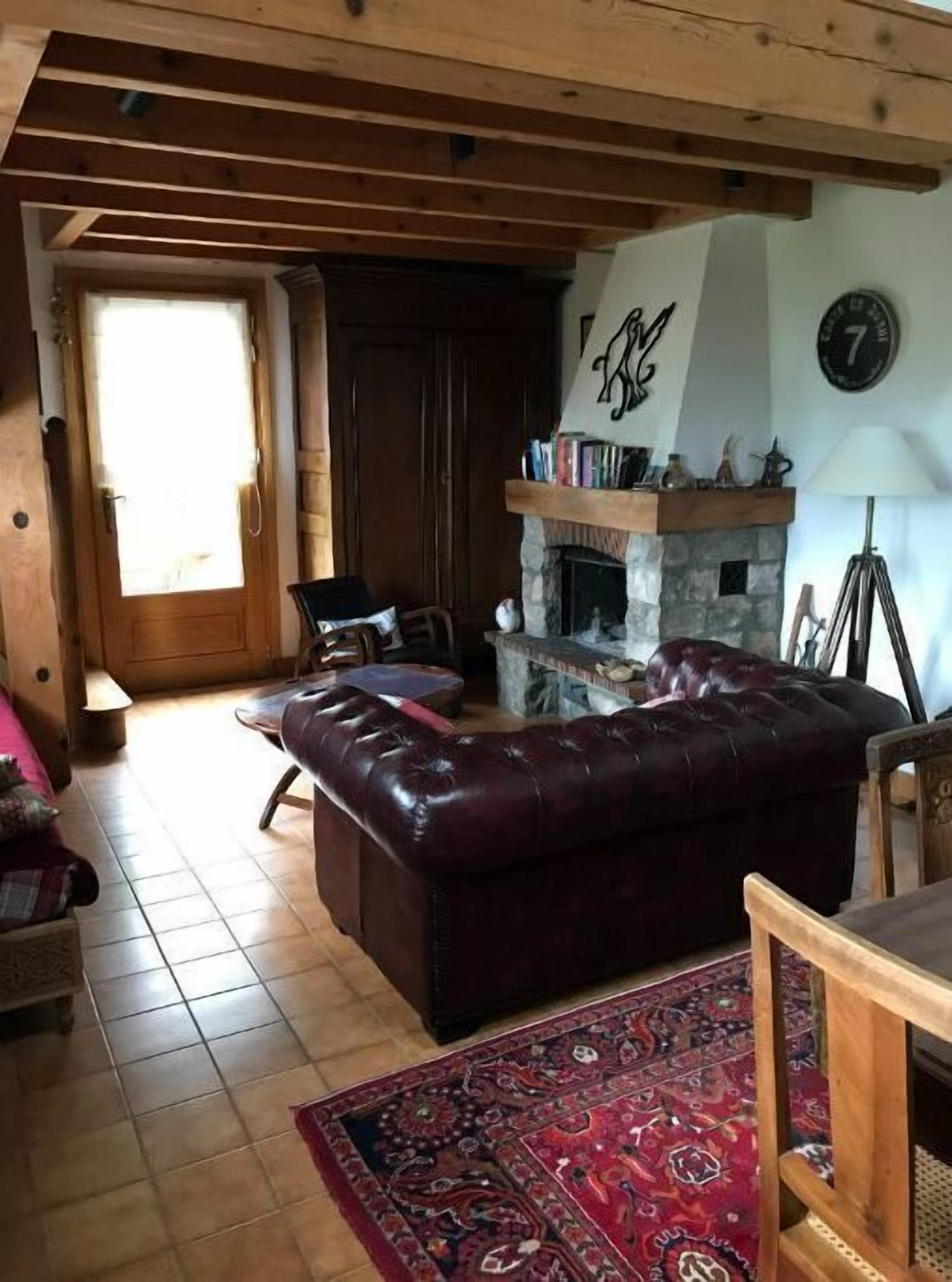 Cheminée, lecteur de DVD, livres, vidéothèque