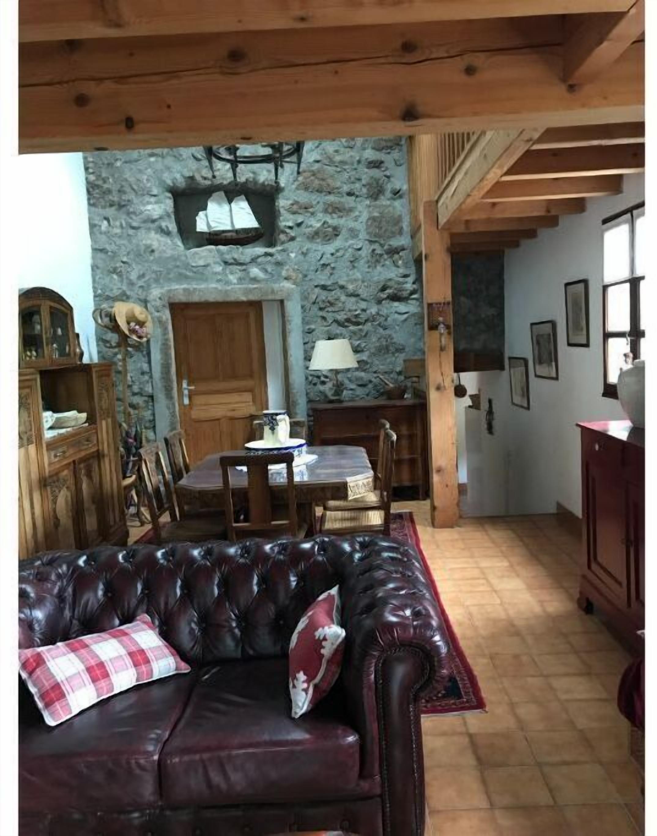 Cheminée, lecteur de DVD, livres, vidéothèque