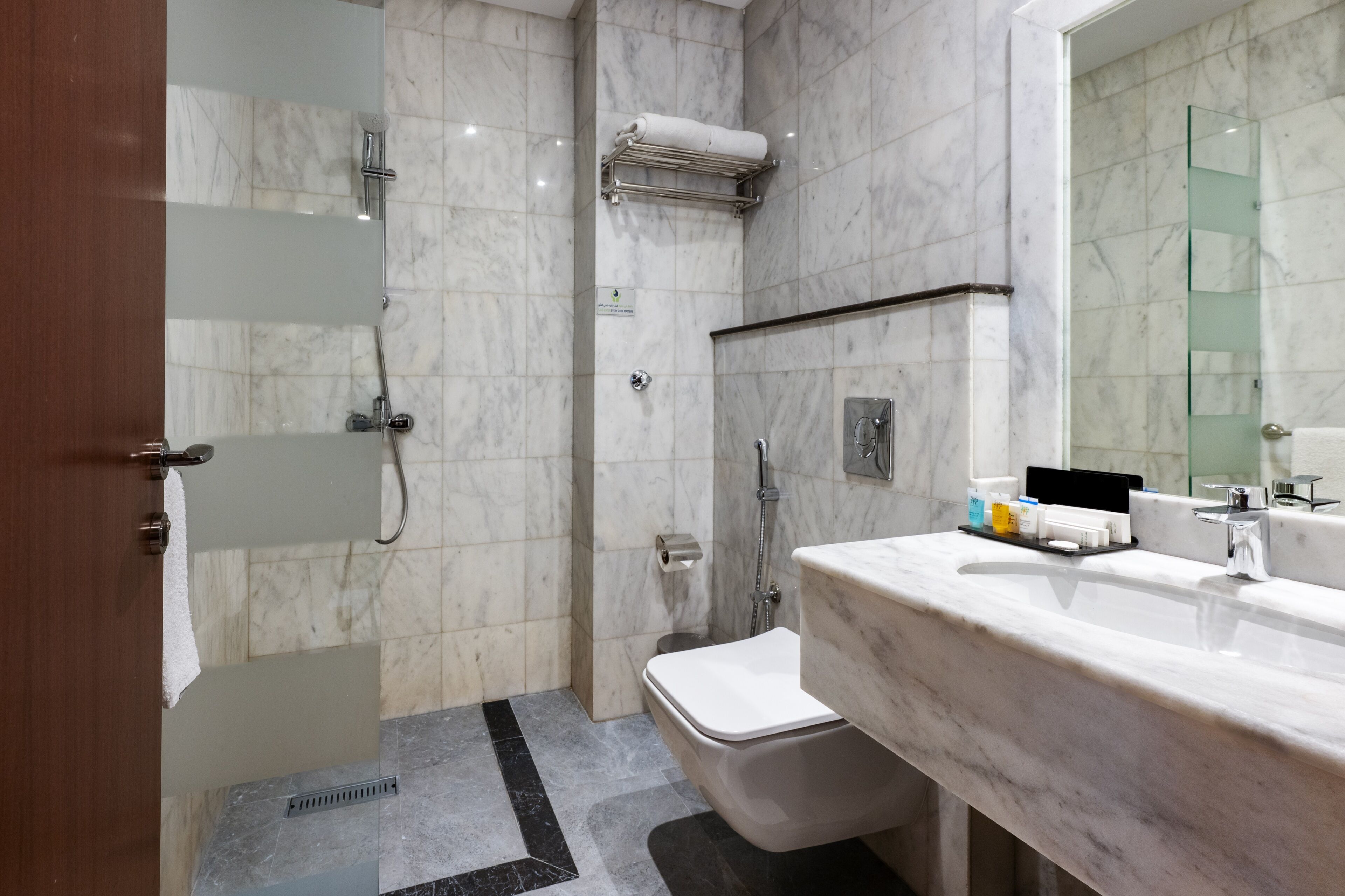 Un baño moderno con ducha, inodoro y lavamanos.