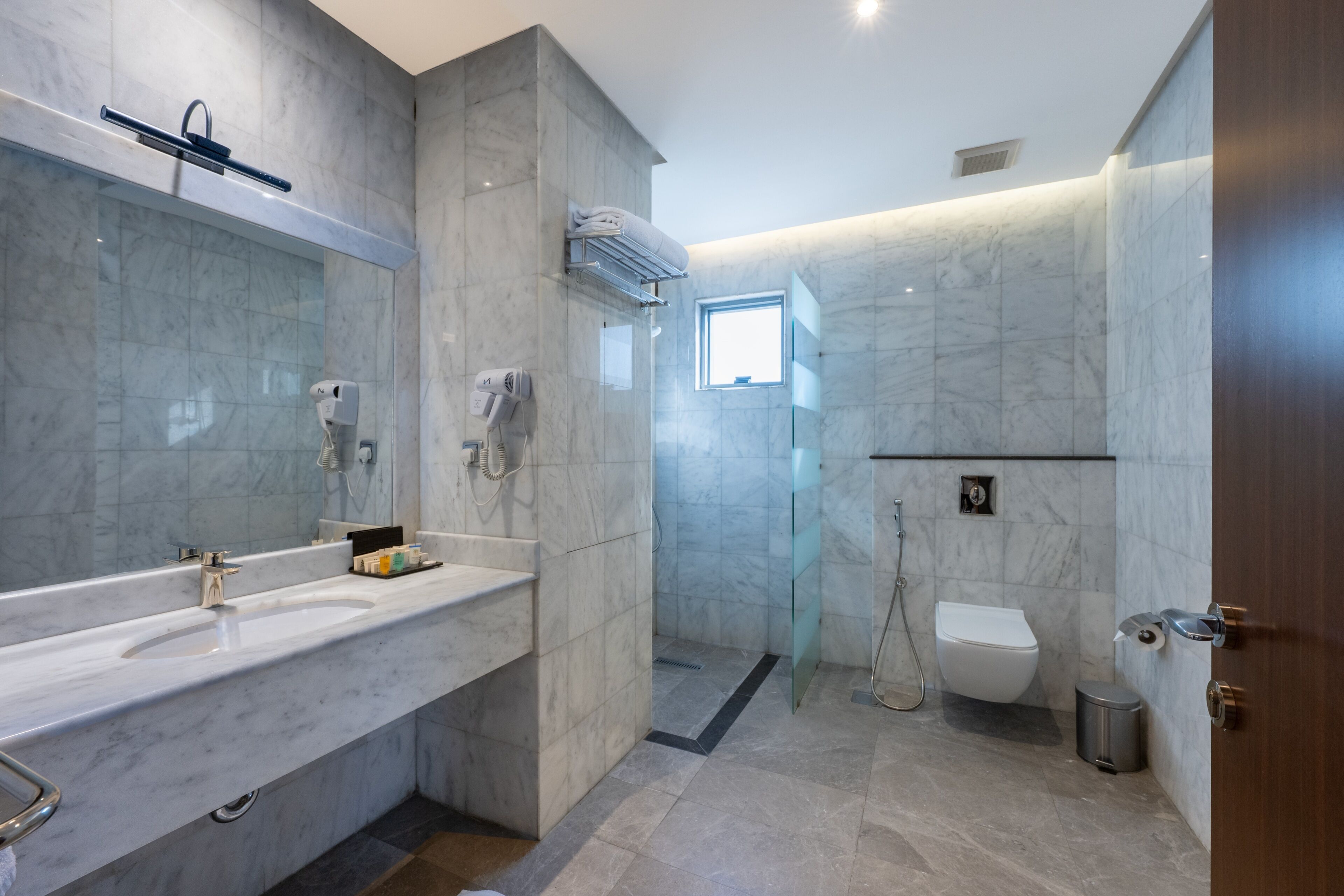 Junior Suite | Bathroom | Shower, hydromassage showerhead, designer toiletries, hair dryer