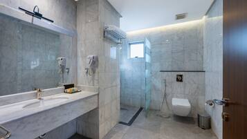 Suite Junior | Kamar mandi | Shower, shower pijat air, dan perlengkapan mandi desainer