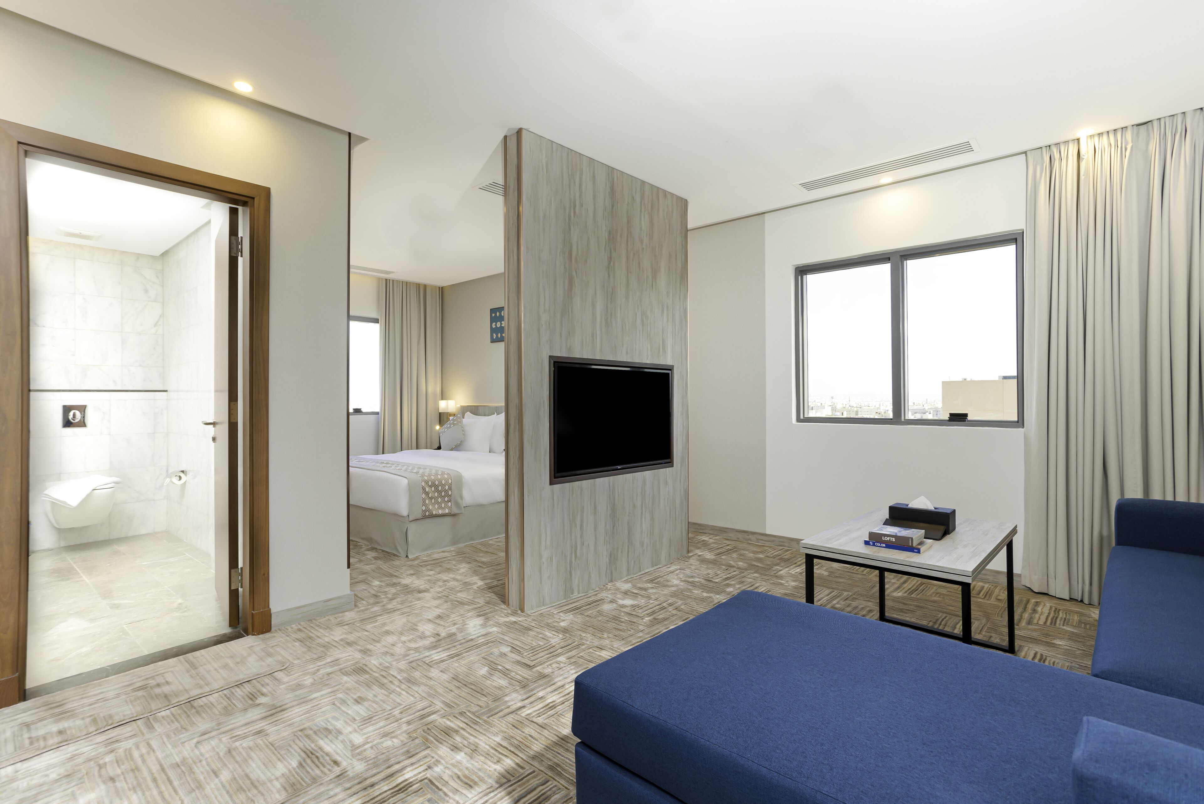 Suite junior | Área de sala de estar | Televisión LED de 43 pulgadas con canales vía satélite y televisión 