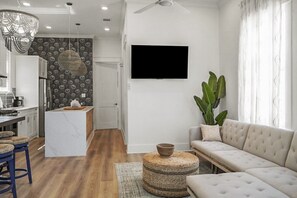 Televisión de pantalla plana, Netflix, futbolito, servicios de streaming