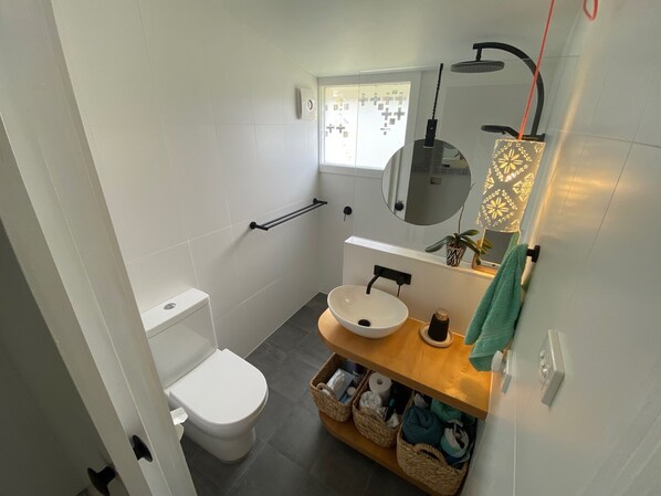 Serviettes fournies, savon, papier toilette