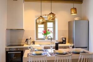 Een koelkast, een oven, een kookplaat, een vaatwasser