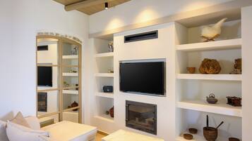 Een smart-tv en een open haard