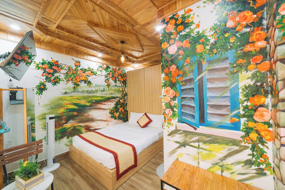 Habitación básica doble | Ropa de cama de alta calidad, edredón, escritorio y insonorización