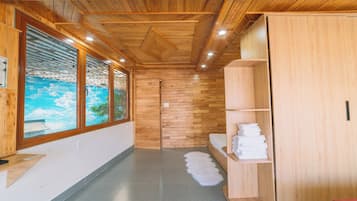 Studio Keluarga | Seprai premium, selimut bulu angsa, meja kerja, dan kedap suara