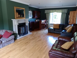 Ferienhaus, Mehrere Betten | Wohnbereich | Kamin