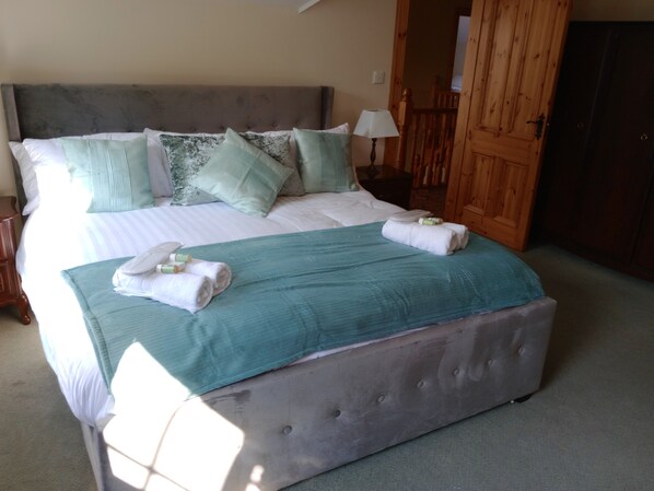 Ferienhaus, Mehrere Betten | 4 Schlafzimmer, Bügeleisen/Bügelbrett, kostenloses WLAN, Bettwäsche