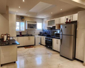 冷蔵庫、電子レンジ、オーブン、コンロ