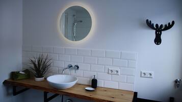 Douche, sèche-cheveux, serviettes fournies, savon