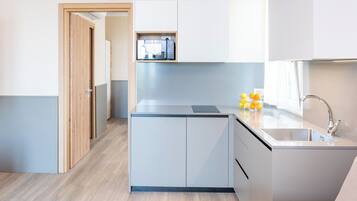 Appartamento, 2 camere da letto, vista lago | Cucina privata | Frigorifero, microonde, piano cottura, pentole/stoviglie/utensili