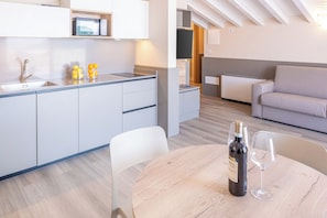 Apartment, 1 Bedroom, Lake View, Tower | Private kitchen