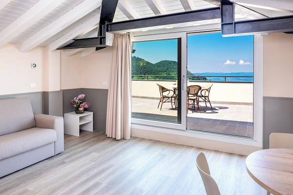 Appartement, 1 chambre, vue sur le lac, dans la tour | 1 chambre, couette en duvet, lit de bébé (supplément)