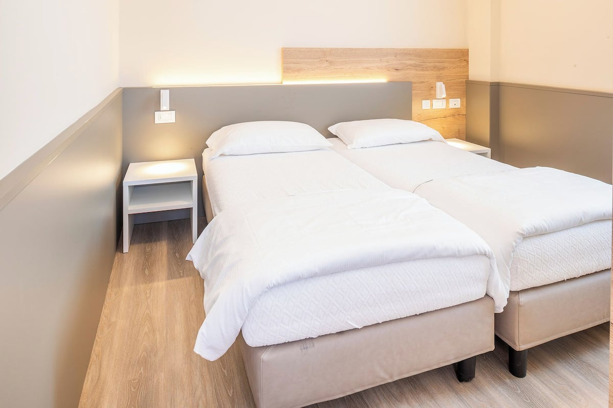 1 室のベッドルーム、羽毛の掛け布団、ベビーベッド