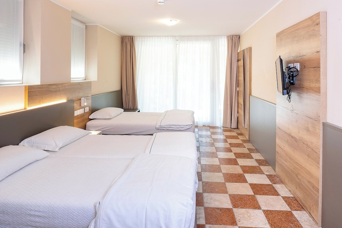 アパートメント 1 ベッドルーム 1 階 | 1 室のベッドルーム、羽毛の掛け布団、ベビーベッド