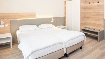 1 Schlafzimmer, Daunenbettdecken, Babybetten