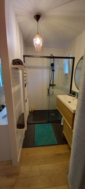 Dusche, Handtücher, Toilettenpapier
