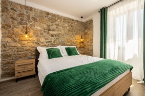 4 bedrooms, iron/ironing board, free WiFi, bed sheets