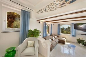 Fernseher, Kamin, Stereoanlage