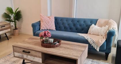 Private and Cosy Two Storey Guest House near shops/transport