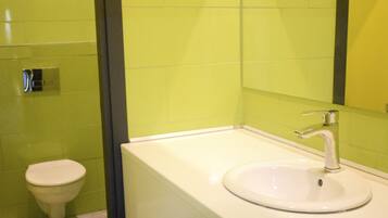 Chuveiro, secador de cabelo (mediante solicitação), chinelos