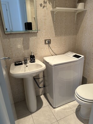 Haartrockner, Handtücher, Seife, Toilettenpapier