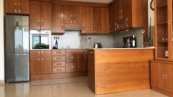 Een koelkast, een microgolfoven, een oven, een kookplaat