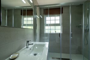 Dusche, Haartrockner, Handtücher, Toilettenpapier