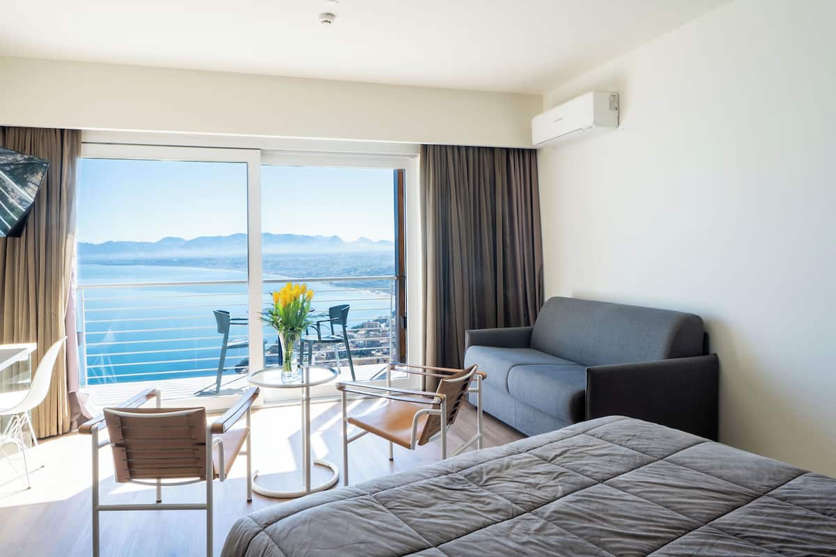 Suíte estúdio premium, sacada, vista para o mar | Roupas de cama de algodão egípcio, roupas de cama premium