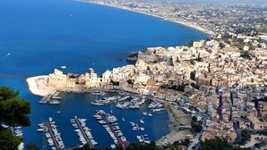 A coastal cityscape with a marina filled with boats, historic buildings, and a clear blue sea. - Hotel Belvedere Resort 4 stelle (Castellammare del Golfo)