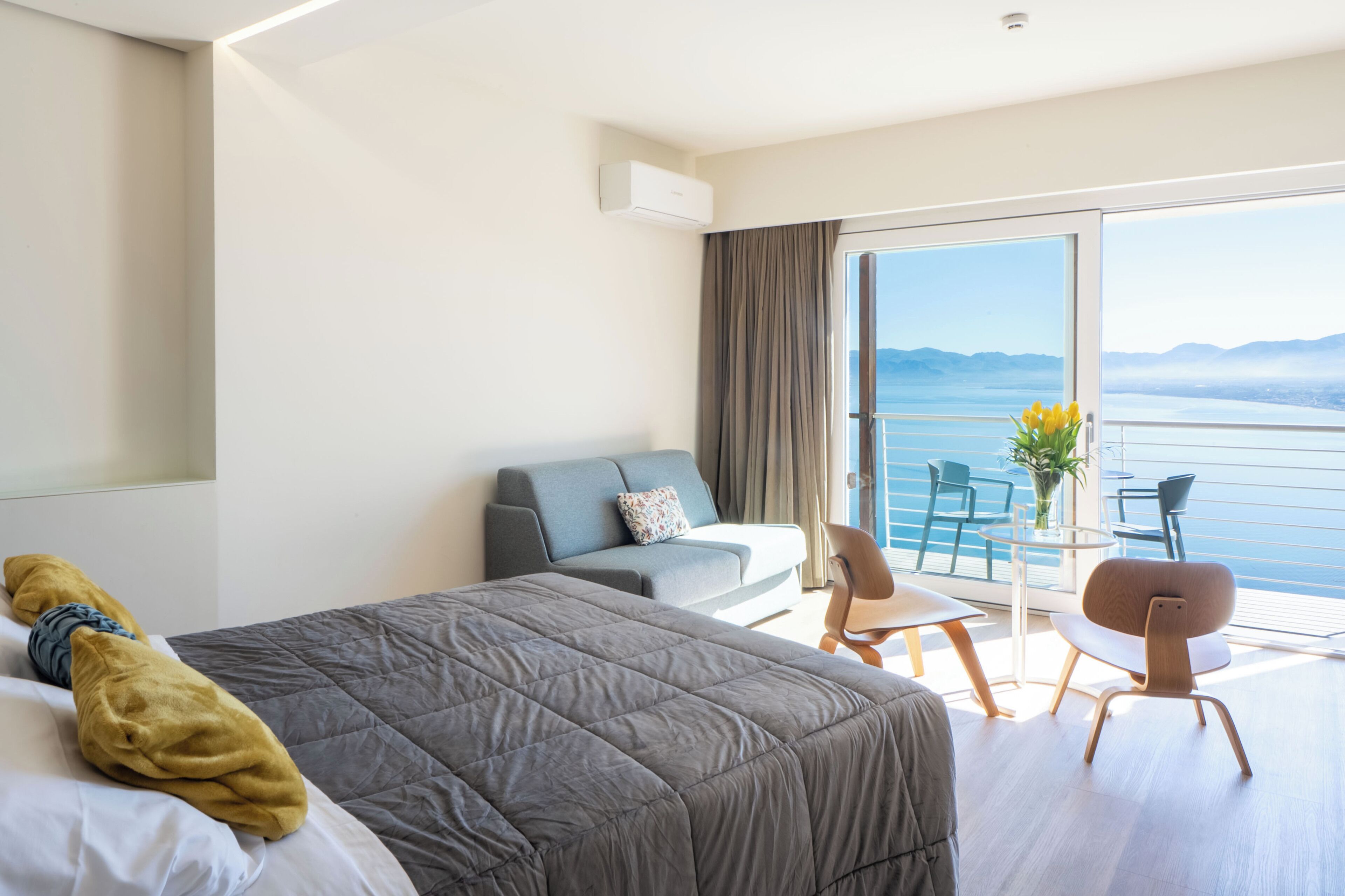 Premium-Studiosuite, Balkon, Meerblick | Bettwäsche aus ägyptischer Baumwolle, hochwertige Bettwaren