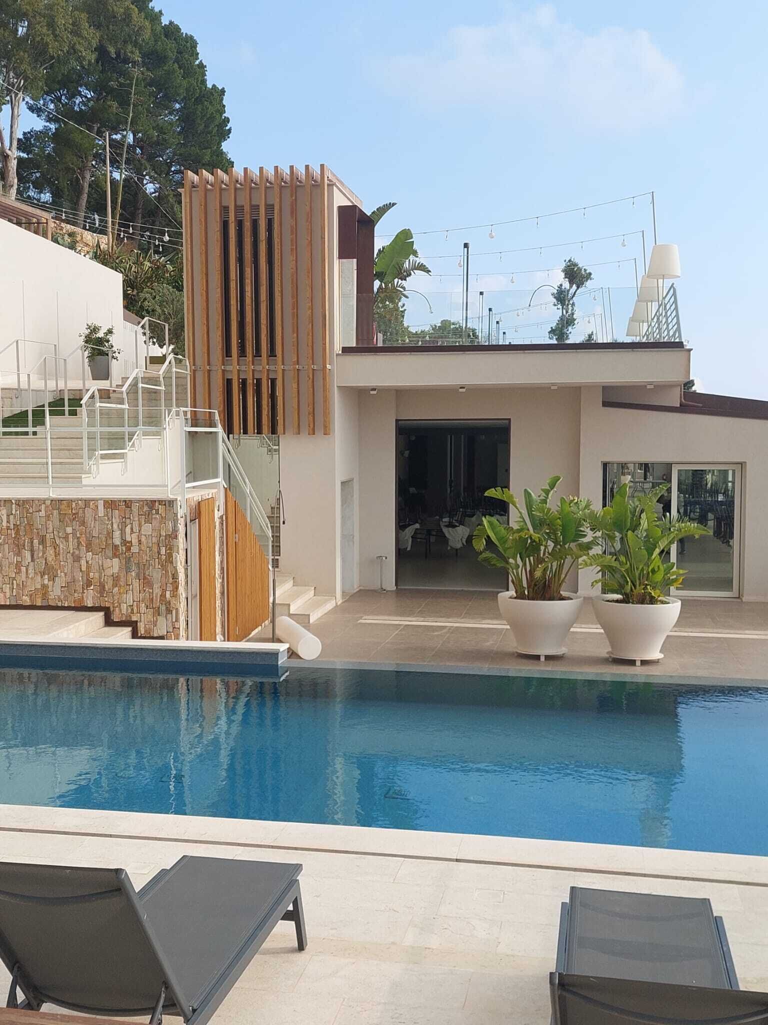 Sesongbasert utendørsbasseng, bassengparasoller og solsenger