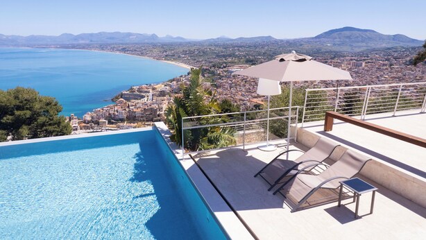 A rooftop pool with a view of a coastal city and mountains. - Hotel Belvedere Resort 4 stelle (Castellammare del Golfo)