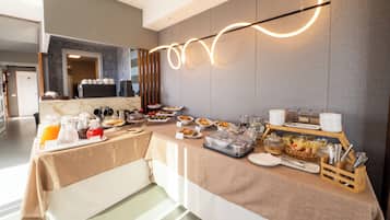 Free daily buffet breakfast