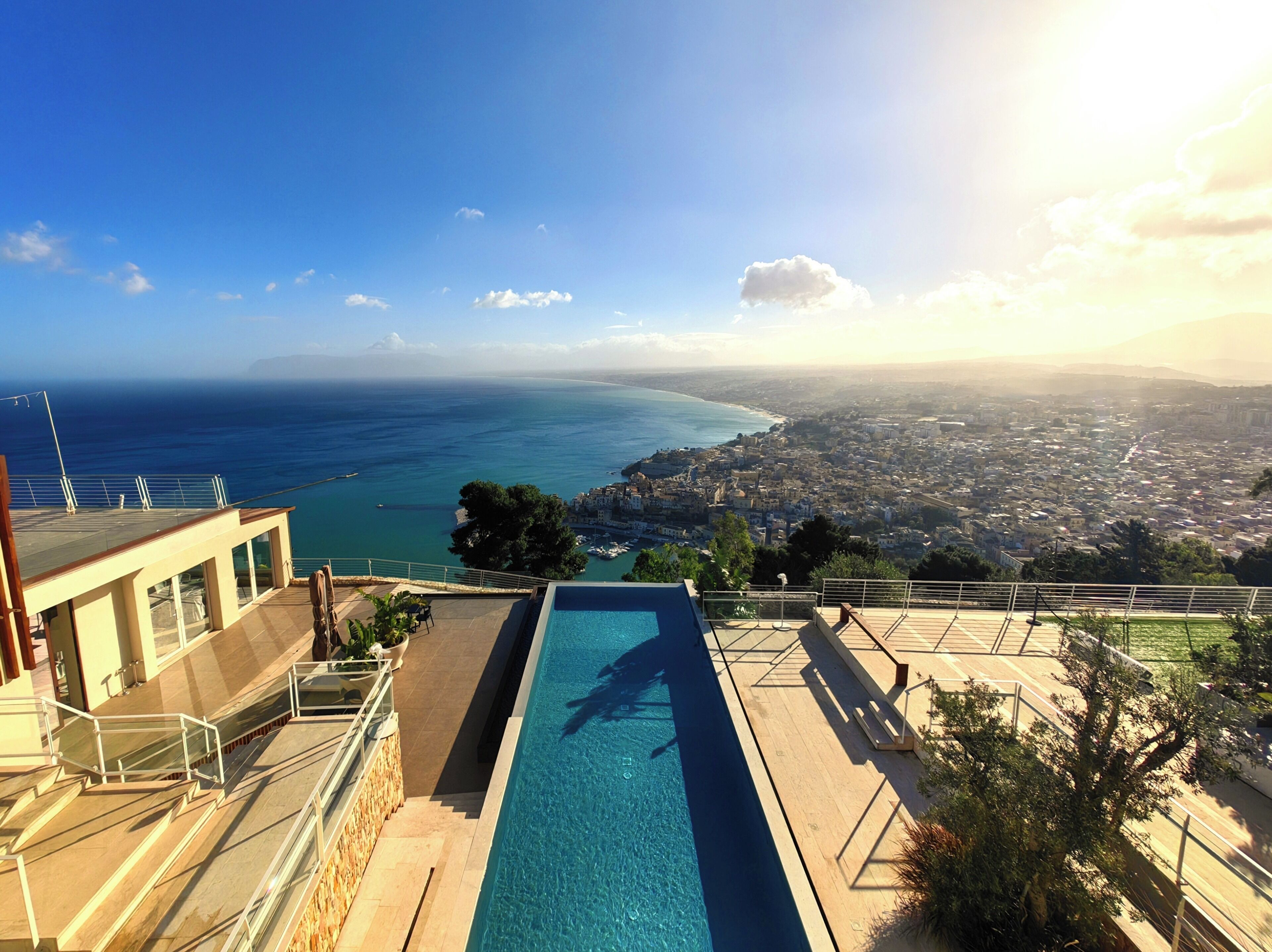 Außenpool (je nach Saison geöffnet), Sonnenschirme, Liegestühle