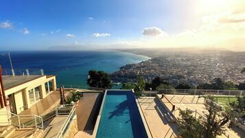 Außenpool (je nach Saison geöffnet), Sonnenschirme, Liegestühle