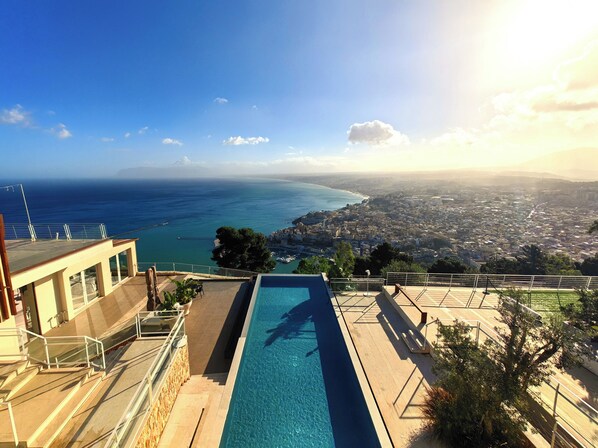 Piscina externa sazonal, funciona das 6h às 18h, guarda-sóis
