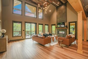 Fernseher, Kamin, Videospiele, DVD-Player