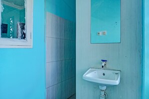 Ein Badezimmer mit Waschbecken, Spiegel und Fenster.