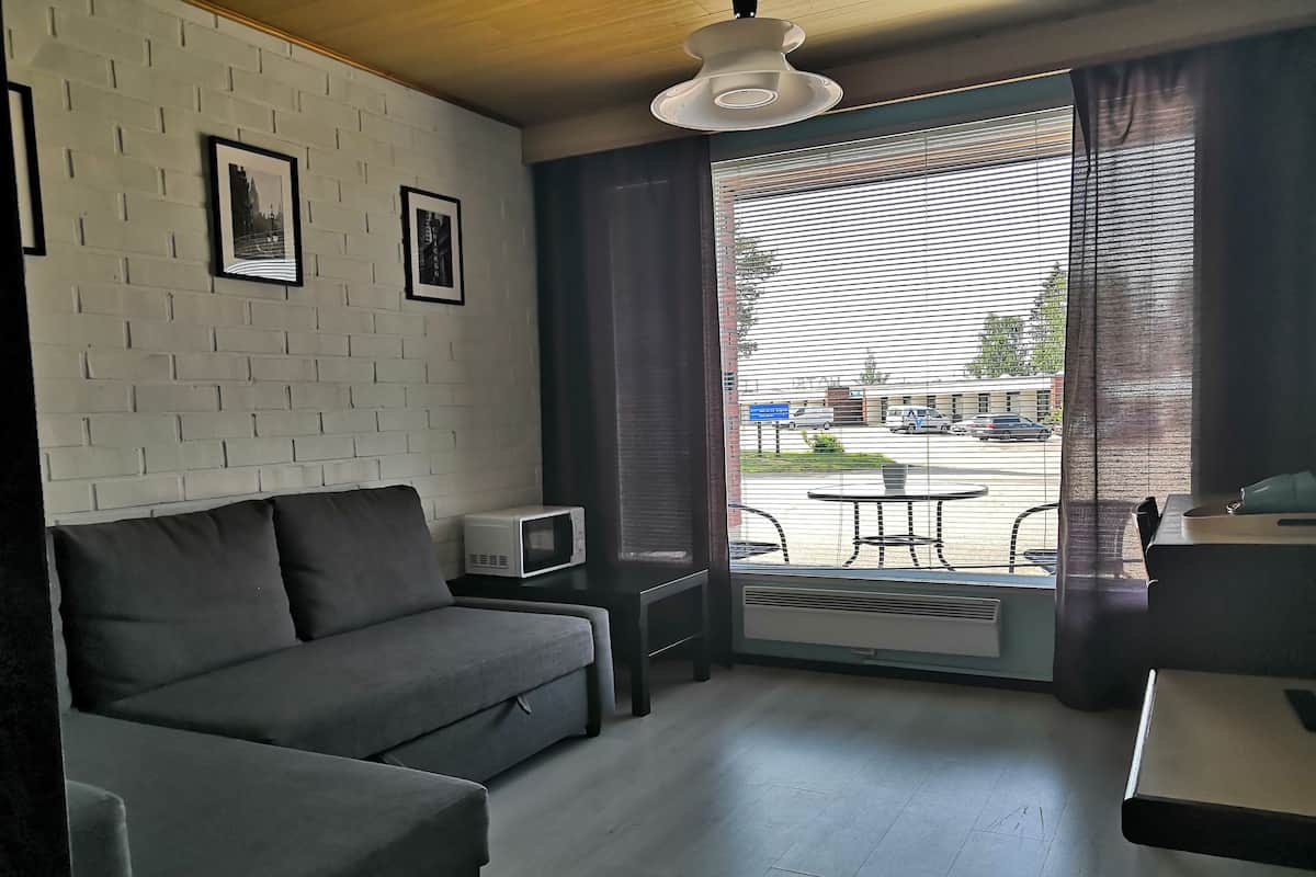 Basic Double or Twin Room | Meja, ruang kerja komputer riba, Wi-fi percuma, cadar katil 