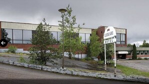 A building with a sign for the Leikari Hotel. - Leikari Bungalows (Kotka)