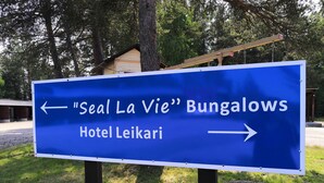 A directional sign for "Seal La Vie" Bungalows and Hotel Leikari. - Leikari Bungalows (Kotka)