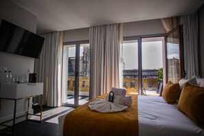 Junior Suite, Balcony (Aliados View) | Premium bedding, minibar, in-room safe, soundproofing