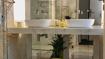 Shower, rainfall showerhead, free toiletries, towels