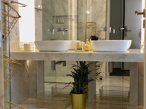 Shower, rainfall showerhead, free toiletries, towels - 262 Boutique Aliados (Porto)
