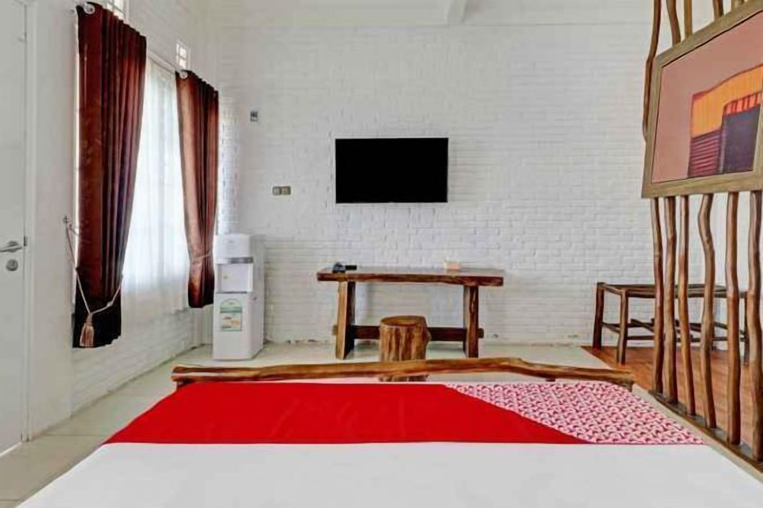 办公桌、笔记本电脑工作区、免费 WiFi、床单