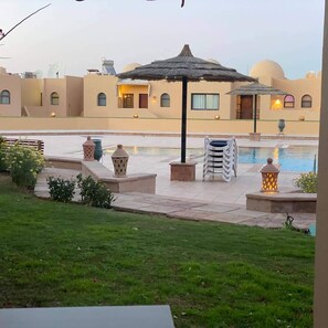 Una piscina techada, una piscina al aire libre